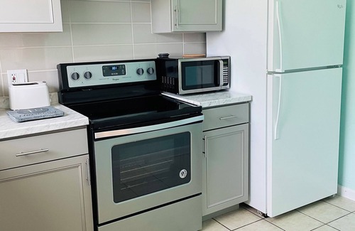 Redington Beach House | Cozy home near white sandy beach & Florida sunsets!