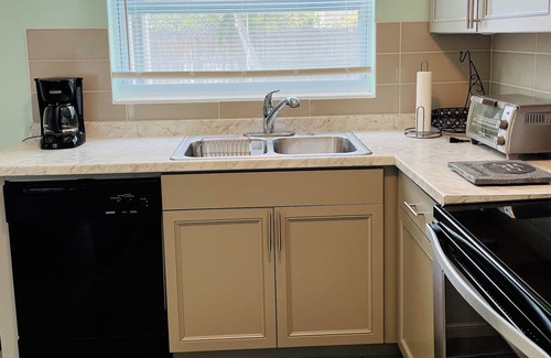 Redington Beach House | Cozy home near white sandy beach & Florida sunsets!