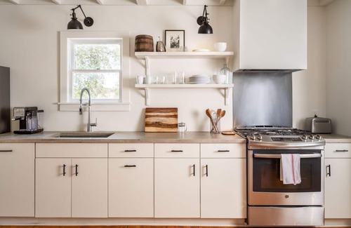 Eastside Promise Neighborhood House | Cozy Home Nr DT River Walk, Alamo | WiFi Yard BBQ