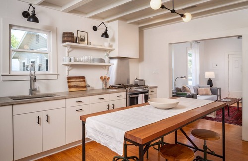 Eastside Promise Neighborhood House | Cozy Home Nr DT River Walk, Alamo | WiFi Yard BBQ