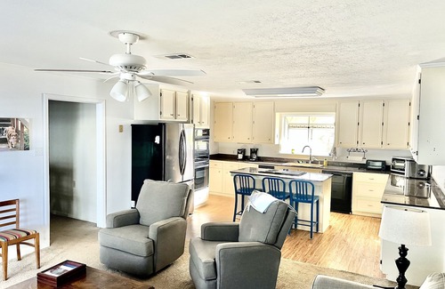 Ferriday House | Cozy home on Lake St. John. Pet friendly. Perfect for families and hunters.