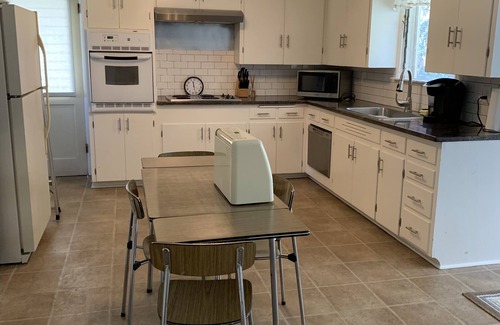 Boerne House | Cozy home on the South end of Boerne. Peaceful quiet neighborhood.
