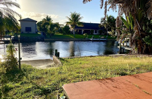 Fort Myers Shores House | Cozy home on the water with plenty of sleep space
