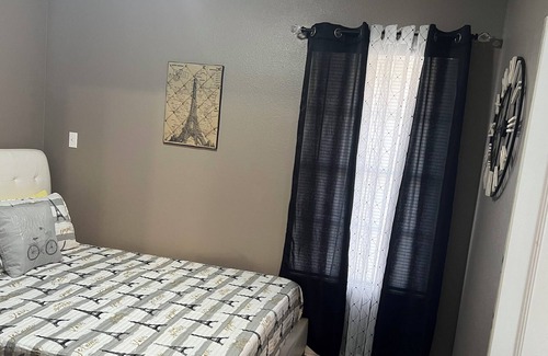 San Antonio House | Cozy Home Only 10 Mins to Downtown, 4 Mins to plenty of stores!