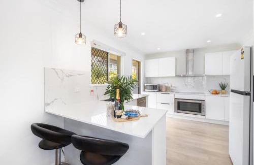 Indooroopilly House | Cozy Home Prime Spot and Near Shops