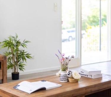 Indooroopilly House | Cozy Home Prime Spot and Near Shops