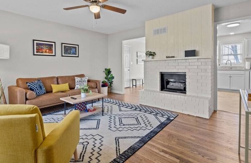Independence House | Cozy Home Quiet Mins from KC Attractions