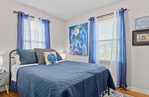 Independence House | Cozy Home Quiet Mins from KC Attractions