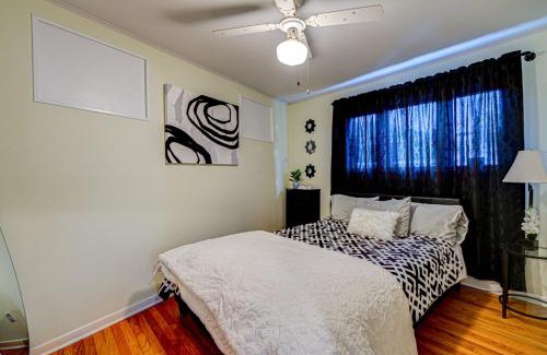 Highland Hills House | Cozy Home Sleeps 10 Lombard Chicago Suburb