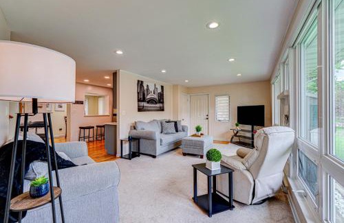Highland Hills House | Cozy Home Sleeps 10 Lombard Chicago Suburb