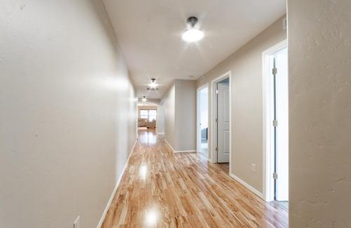 Star House | Cozy home - sleeps 12 - RV parking - Sun Room