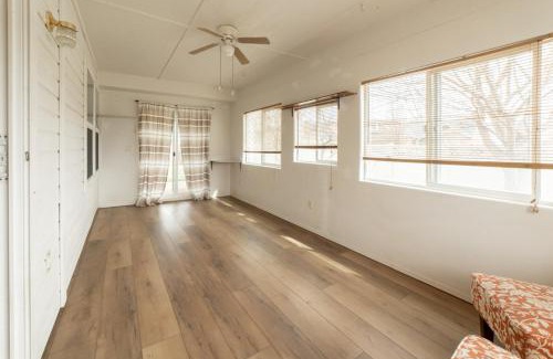 Star House | Cozy home - sleeps 12 - RV parking - Sun Room