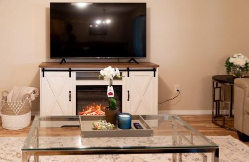 Star House | Cozy home - sleeps 12 - RV parking - Sun Room
