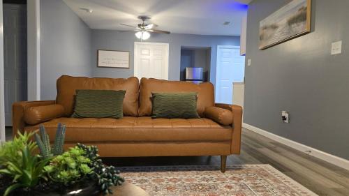 Mobile House | Cozy Home Sleeps 6 3 bed 2 bath off I-10
