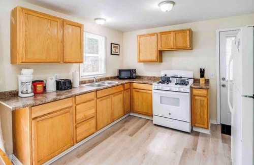 Rochester House | ~Cozy Home~ Steps to RIT by UofR/Airport/DWTN w/AC