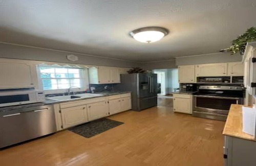 North Central Omaha House | Cozy Home <> Sunroom & 75 in TV