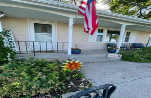 North Central Omaha House | Cozy Home <> Sunroom & 75 in TV