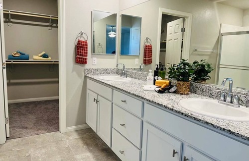 Henderson House | Cozy home/up to 8ppl/15 mins to strip