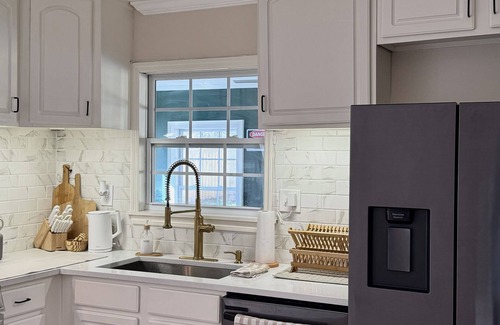 Morrow House | Cozy Home w/PRIVATE POOL 10mins from AIRPORT and 25mins from Atlanta downtown