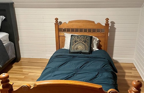 Iowa City House | Cozy Home Walking Distance to the Stadium and Downtown! Kid and Pet Friendly.