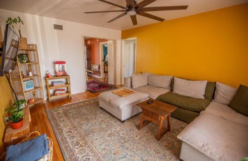 Oak Park House | Cozy Home with Downtown View