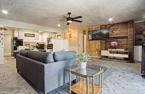 Midwest City House | Cozy home with fenced yard in Midwest Citynn