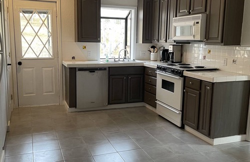 Bailey House | Cozy home with Mountain Views, Indoor Fire Place, Pet & Family Friendly