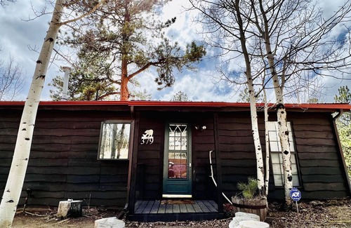 Bailey House | Cozy home with Mountain Views, Indoor Fire Place, Pet & Family Friendly