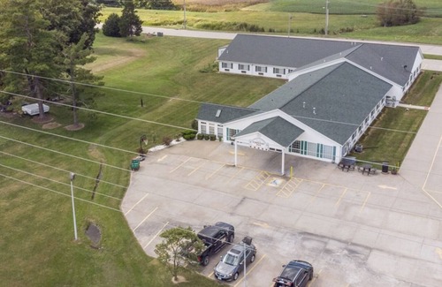 Red Bud Bed & Breakfast | Cozy Honeymoon Suite with Jacuzzi and Free Parking