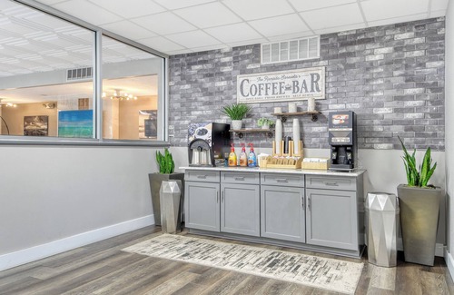 Whitfield Apartment | Cozy Hotel Room, Bunk Bed, Pool, Tiki Bar, Close To Beaches, Food and Fun!