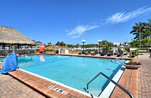 Whitfield Apartment | Cozy Hotel Room, Bunk Bed, Pool, Tiki Bar, Close To Beaches, Food and Fun!