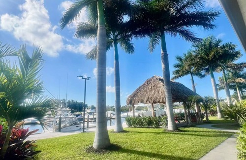 Whitfield Apartment | Cozy hotel suite beach style