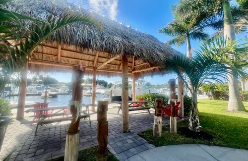 Whitfield Apartment | Cozy hotel suite beach style