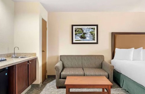 Eagle Hotel | Cozy Hotel w/Indoor Pool, Free Breakfast & Gym – Near Vail & Beaver Creek Ski