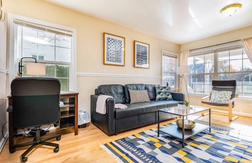 Bluemont House | Cozy House 10 min to Monuments│10 min to DC by CozySuites