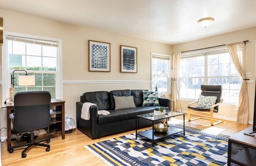 Bluemont House | Cozy House 10 min to Monuments│10 min to DC by CozySuites