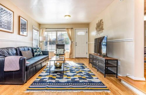 Bluemont House | Cozy House 10min to Monuments! 10min to DC by CozySuites