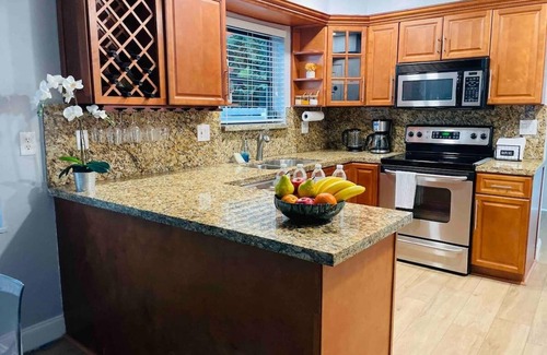 Downtown Hollywood House | Cozy House 2 BD/BBQ area/Saltwater heat Pool, 3 min to the Hollywood Beach