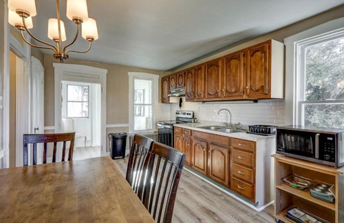 East Petersburg Apartment | Cozy House in East Petersburg ~ with Sunroom!