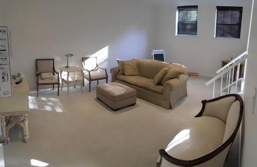 Cove - East Side - Shippan Apartment | Cozy house in Huntington Bay Condo 2 bedrooms 2 & 2 bathrooms