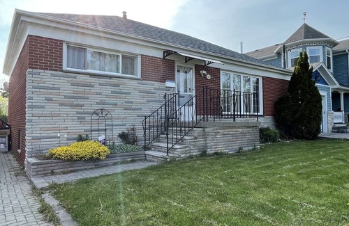 Scarborough House | Cozy House in the Bluffs.