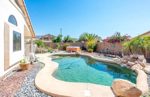 Goodyear House | Cozy house near I-10 with pool heater, hot tub, BBQ