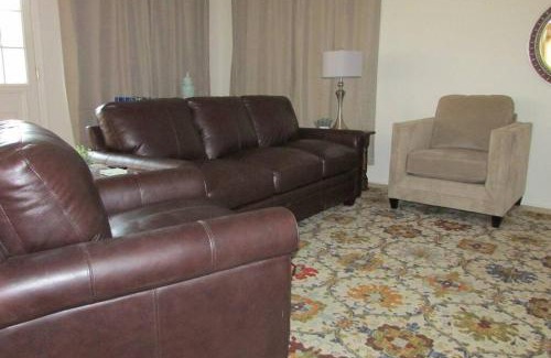 Goodyear House | Cozy house near I-10 with pool heater, hot tub, BBQ