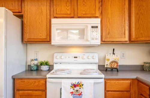 Goodyear House | Cozy house near I-10 with pool heater, hot tub, BBQ