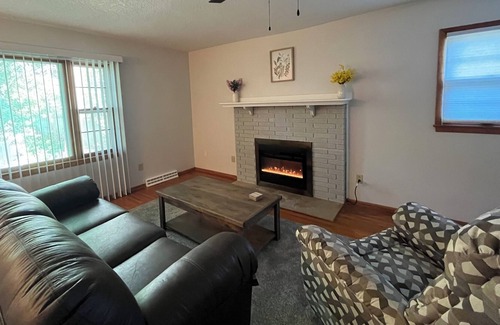 Cedar Falls House | Cozy house near restaurants, stores, and bike trails