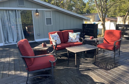 Hudson House | Cozy House with Large Deck