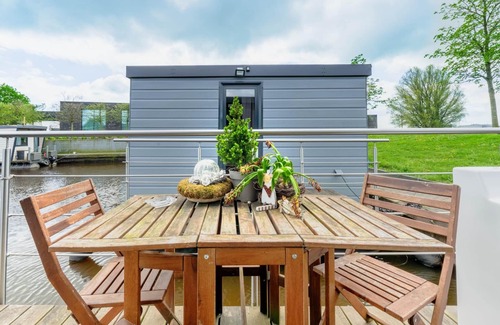 Zwartsluis Boat Rental | Cozy Houseboat in Zwartsluis