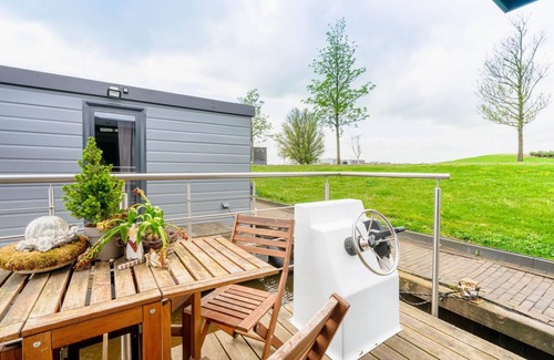 Zwartsluis Boat Rental | Cozy Houseboat in Zwartsluis