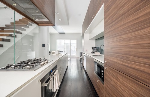 Little Italy Apartment | Cozy Houses in Downtown Toronto by GLOBALSTAY