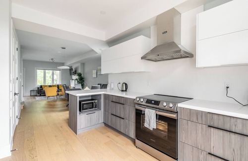 Little Italy Apartment | Cozy Houses in Downtown Toronto by GLOBALSTAY